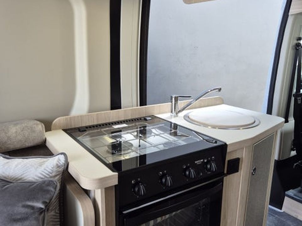 Elddis Autoquest CV20