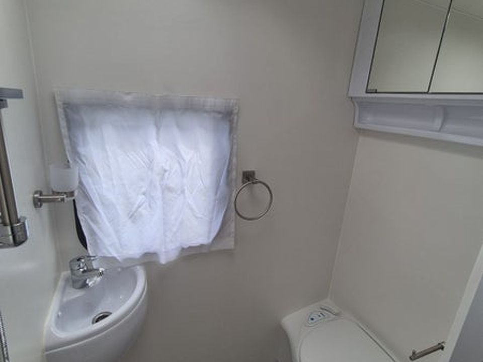 Leisureline Vista 674 (Mid Bathroom)