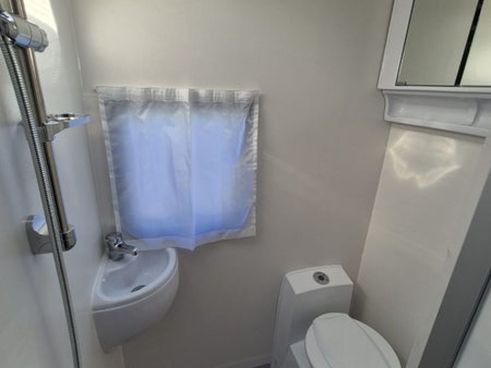 Leisureline Vista 674 (Mid Bathroom)