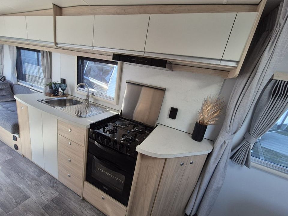 Leisureline Vista 674 (Mid Bathroom)