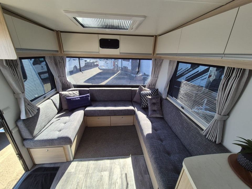 Leisureline Vista 674 (Mid Bathroom)